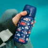 ION8 butelka stalowa jednościenna 400 ml, w kolorze zielonym, z motywem „Pojazdy ratunkowe”, do szkoły